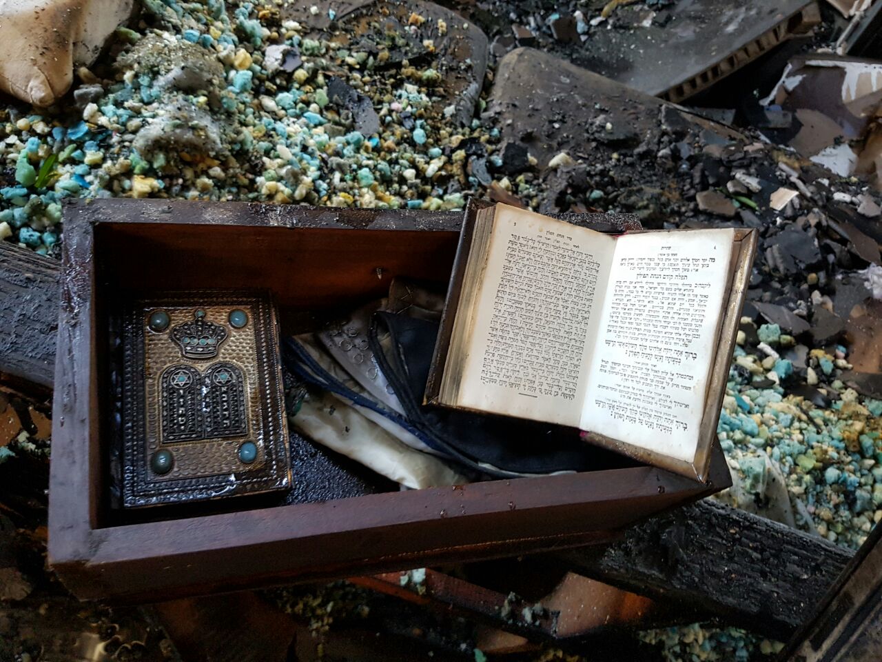 באורח נס: ספרי הקודש ניצלו מהאש (צילום: כבאות והצלה נגב)