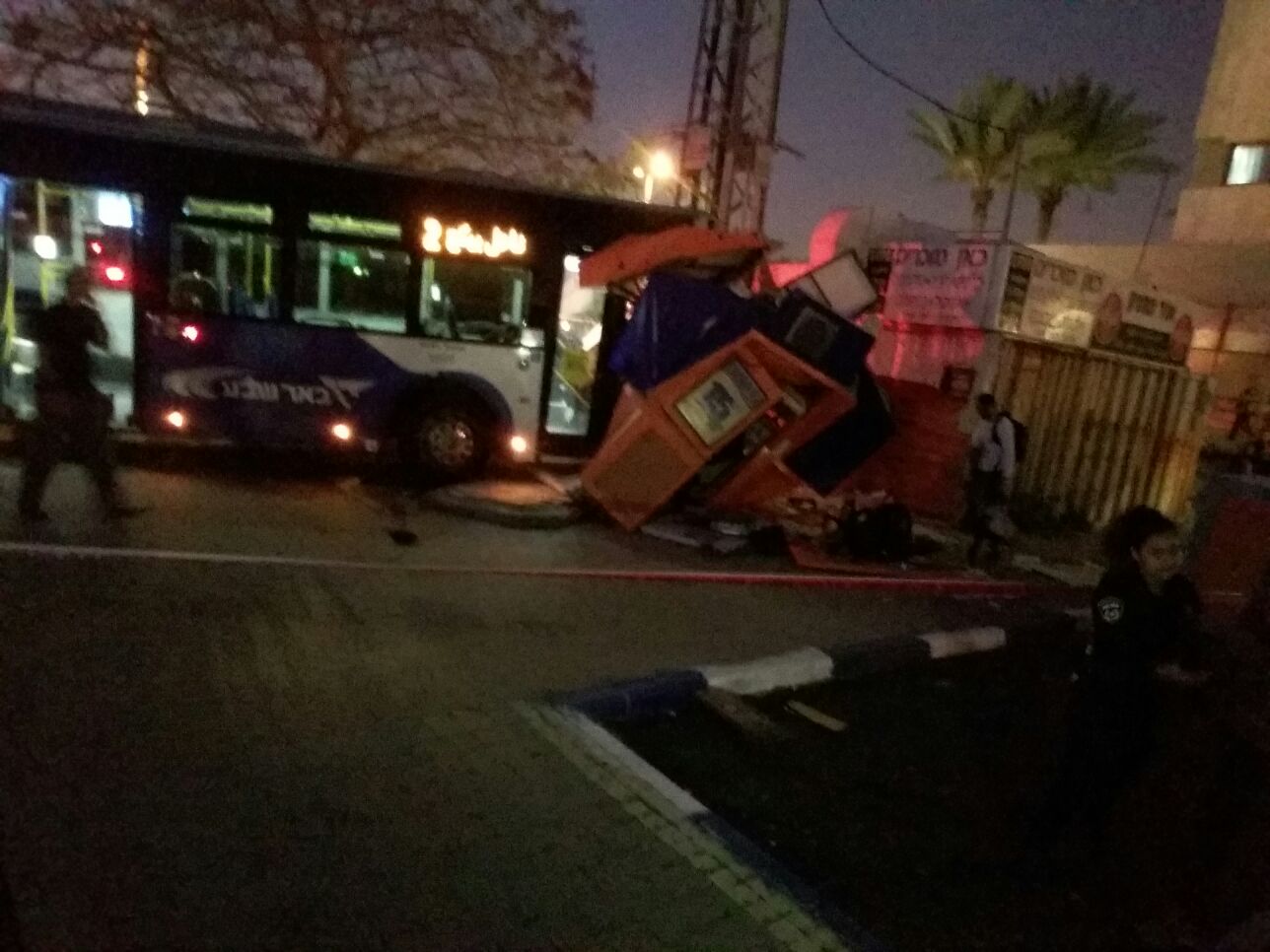 הדוכן ההרוס. נס גדול היה לבעל הדוכן, שיצא ממנו שניות לפני (צילום סלולרי)