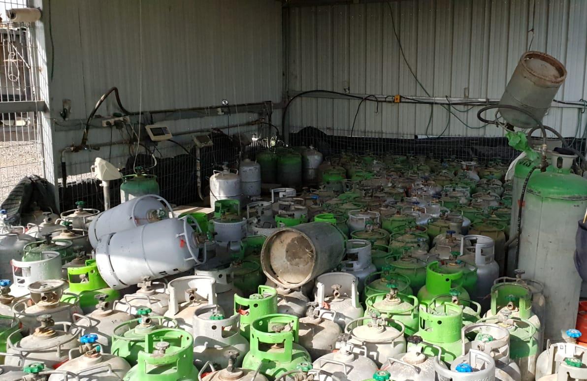 מאתו מיכלי גז נתפסו בינואר השנה בחוות גז פירטית בפזורת נבטים (צילום: דוברות מג''ב)