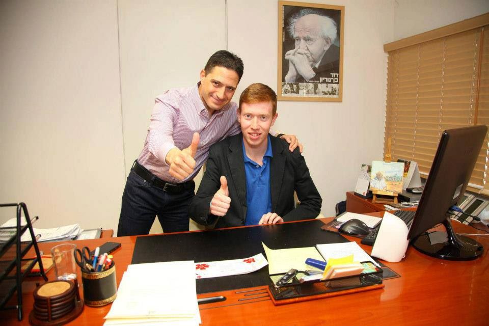 לפני כעשור, ביום חילופי תפקידים בעירייה, עם ראש העירייה רוביק דנילוביץ' (צילום ארכיון: דיאגו מיטלברג)