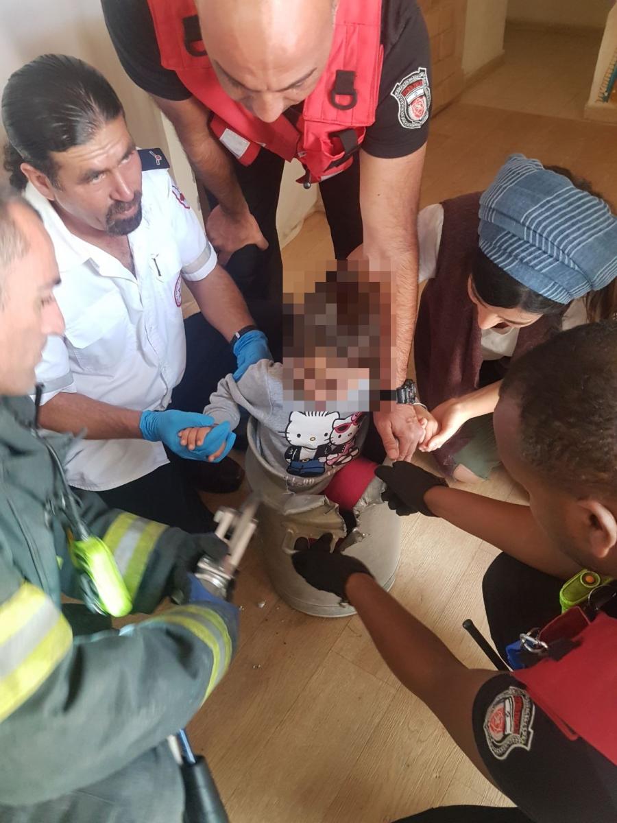 הילדה מחולצת מהכד (צילום: דוברות כיבוי והצלה נגב)