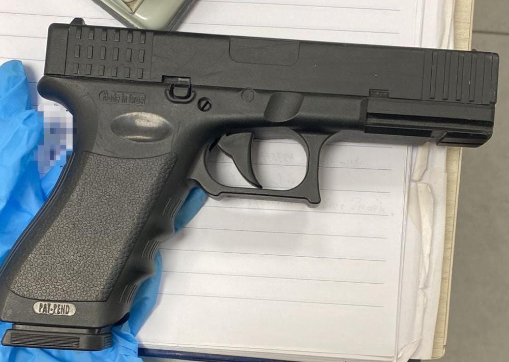 אקדח דמי שנתפס אצל אחד החשודים (צילום: משטרת ישראל)