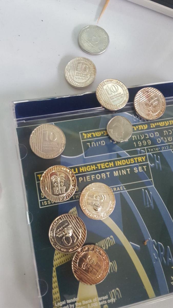 מטבעות מזוייפים שנתפסו בבית החשוד (צילום: דוברות המשטרה)