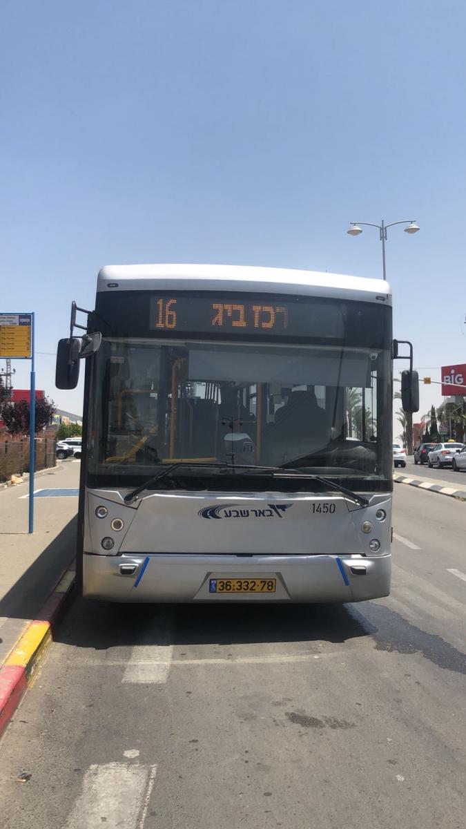 האוטובוס נותר במקום, הנהג פונה פצוע לבית החולים (צילום סלולרי)