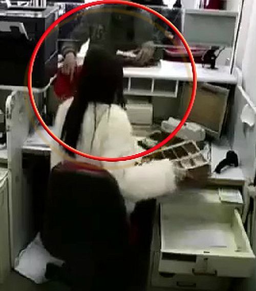 השודד, אתמול בבאר שבע (צילום מסך, רץ ברשתות)