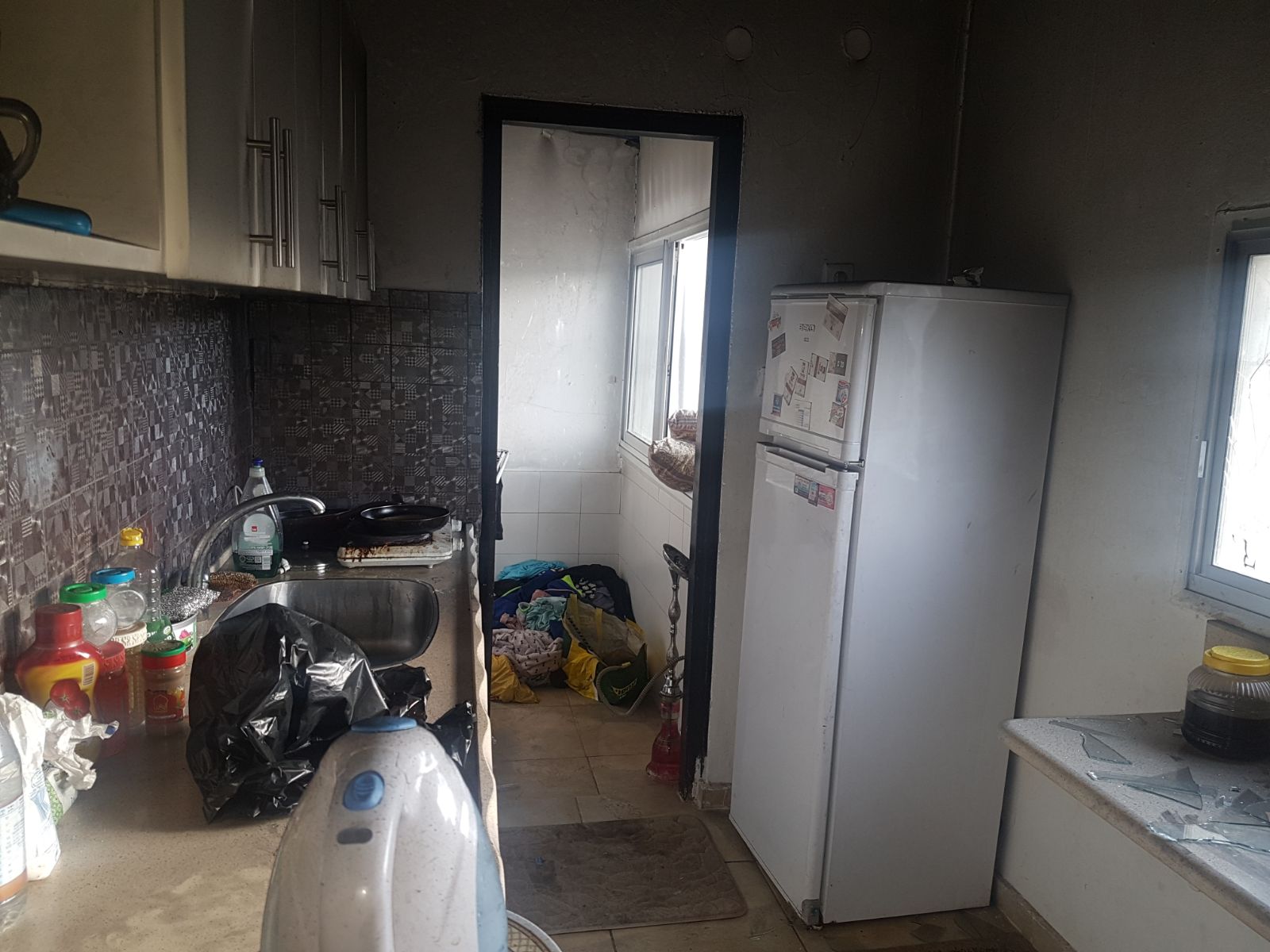 לוחמי האש הצליחו לכבות את האש לפני שאחזה בחלקים אחרים בבית (צילום: דוברות כיבוי והצלה נגב)