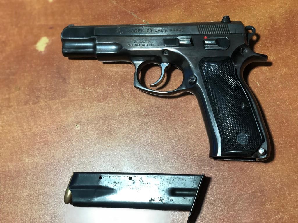 אקדח שאותר בחיפוש ברהט (צילום: דוברות המשטרה)