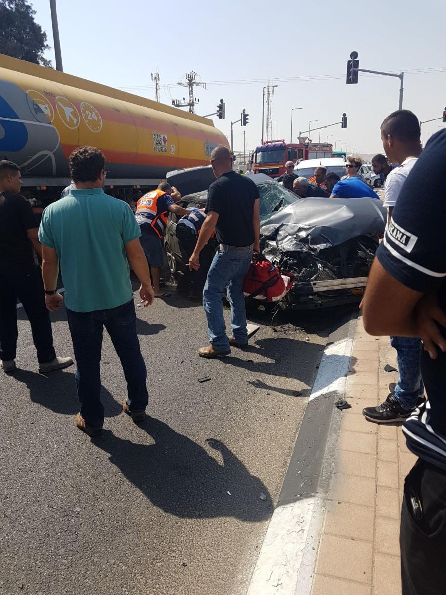 הרכב הפרטי, ליד האוטובוס, בזירת התאומה (צילום: דן בונבידה)