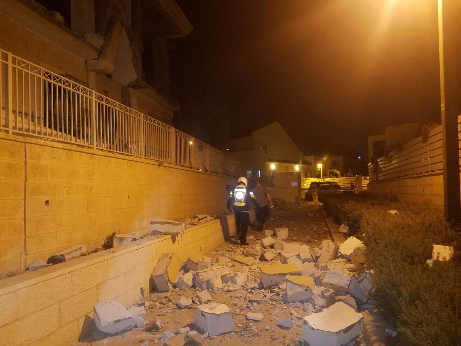 זירת נפילת טיל בבאר שבע (צילום: תיעוד מבצעי מד''א)