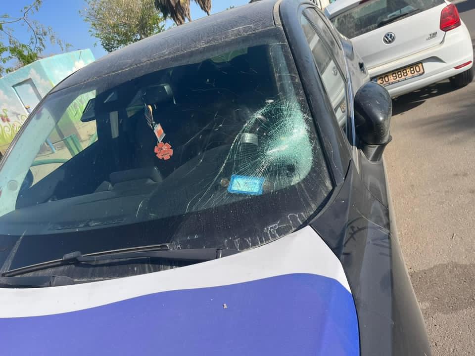 שמשת הרכב המנופצת (צילום סלולרי ללא קרדיטׂׂ)