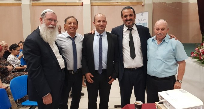 היו ימים ולא לפני הרבה זמן. ראשי הבית היהודי בב''ש עם השר בנט (צילום: פייסבוק)