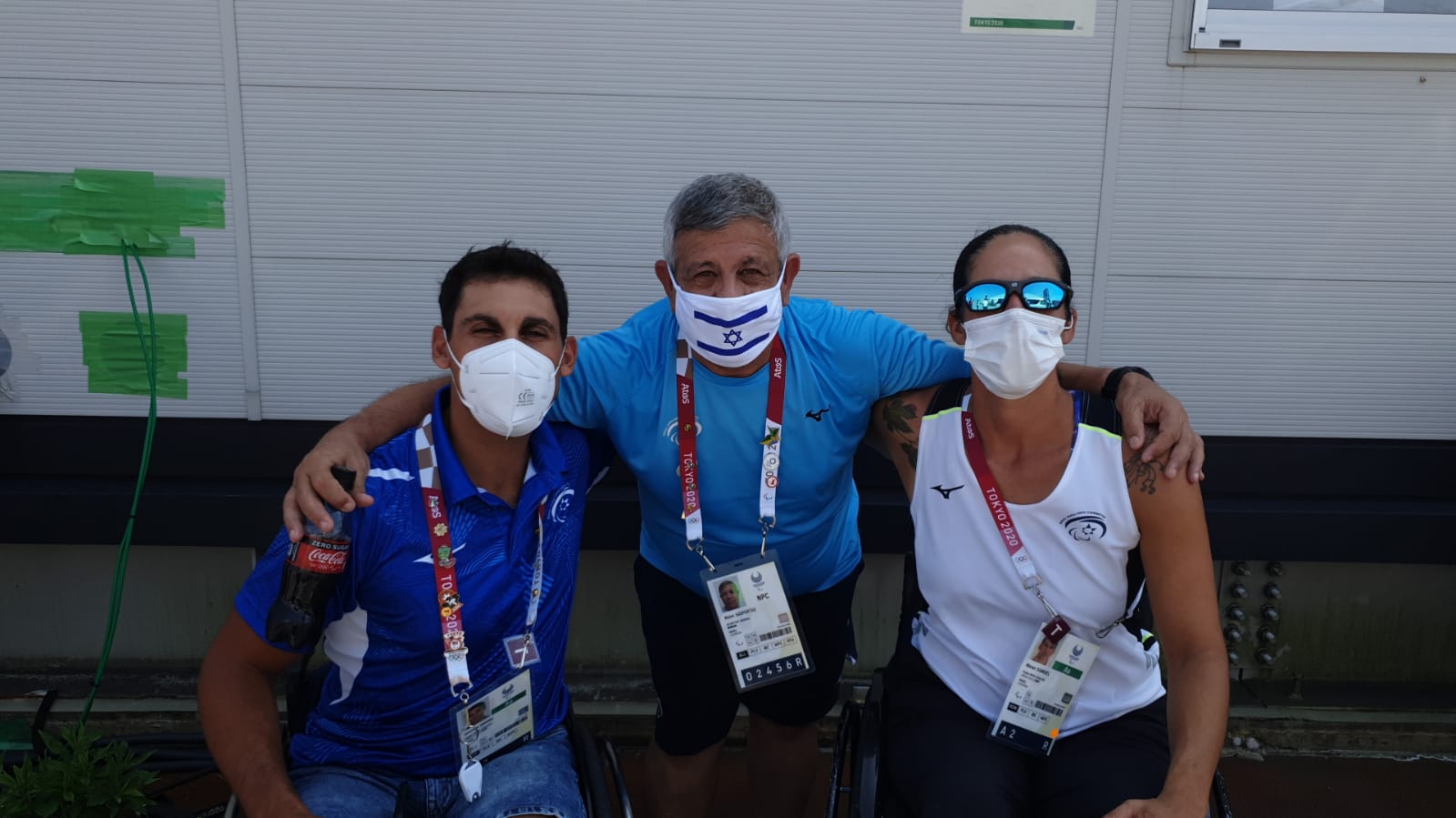 עם הספורטאים הישראלים במשחקי טוקיו (צילום: באדיבות ניסים סספורטס)