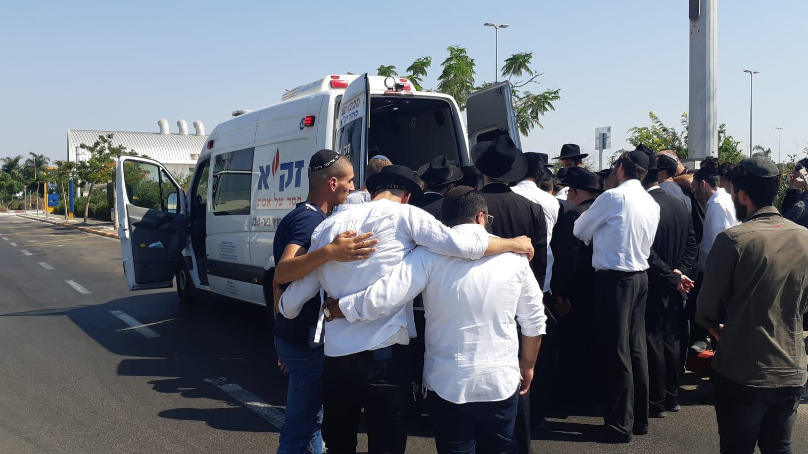 דרכו האחרונה בביתו, באר שבע. קהל רב וכואב מתחיל במסע הלוויה (צילום: דוברות ז''א)