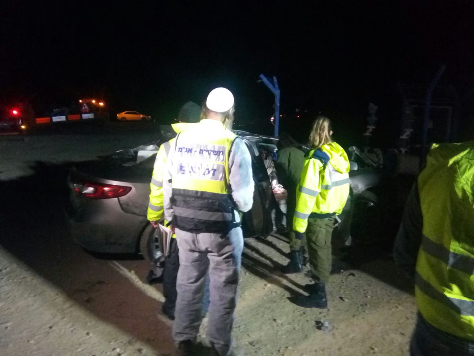 אנשי זק''א בזירת התאונה (צילום: שמעון שרחטון)