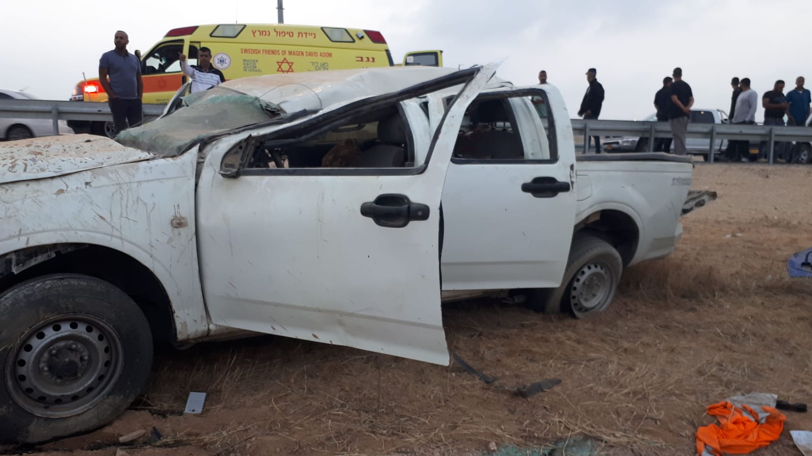 צוותי מד''א בזירת התאונה (צילום: מד''א)