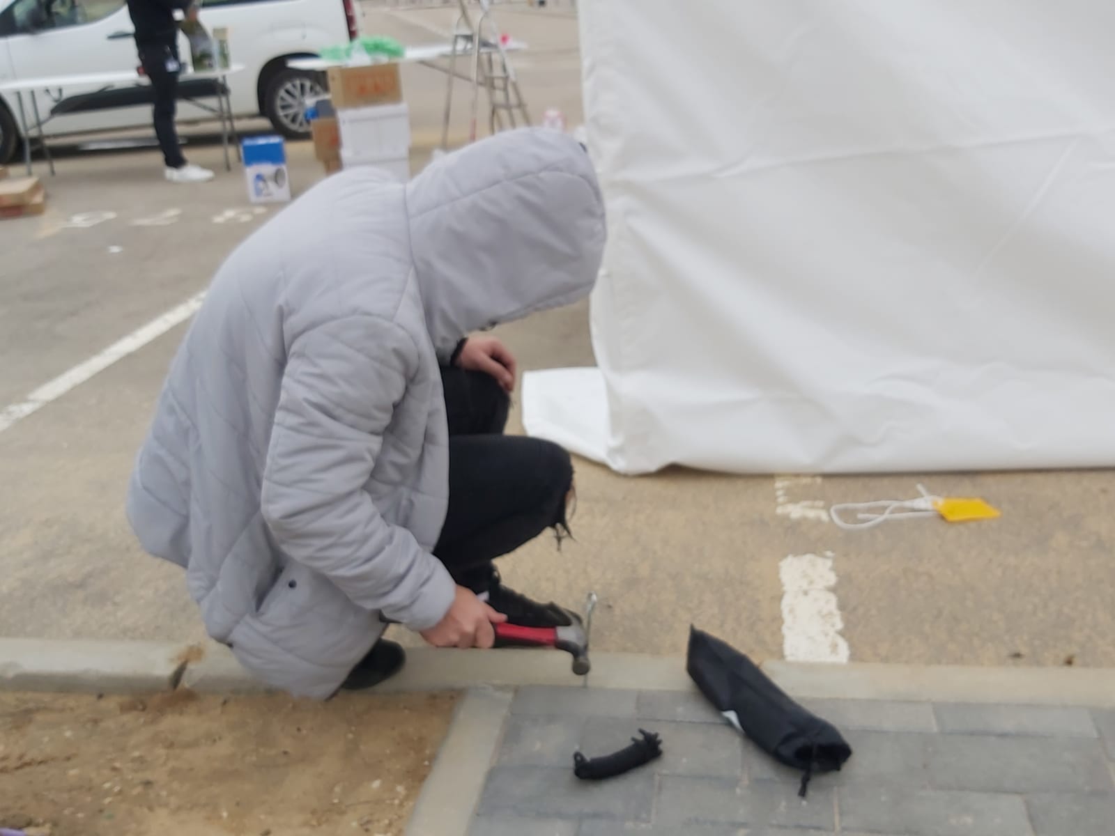 תוקעים יתד בקלפי הקורונה, שנפתחה באיחור (צילום: משה פריאל)