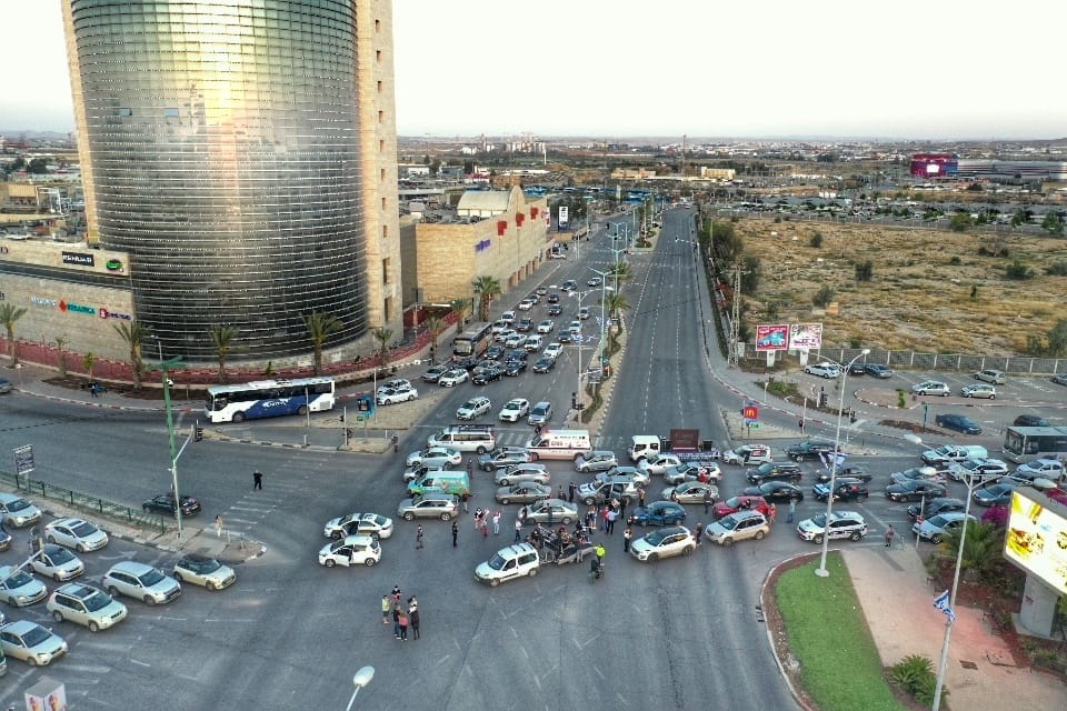 חוסמים את צומת קניון הנגב (צילום אווירי: באדיבות ענבר צלמים/ 0522-719090)