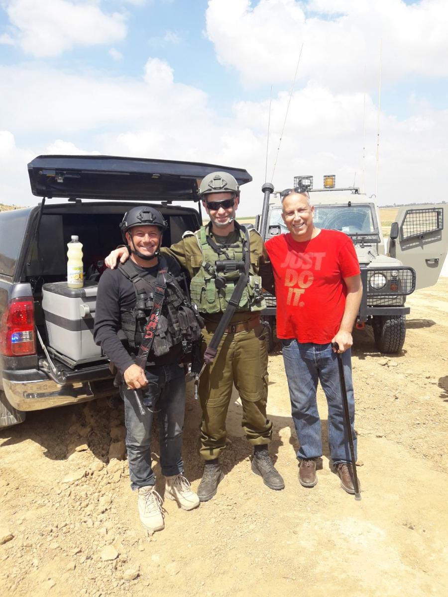 שומרים על השגרה באשכול. ראש מועצת אשכול ואנשי מערת הביטחון (צילום: דוברות אשכול)