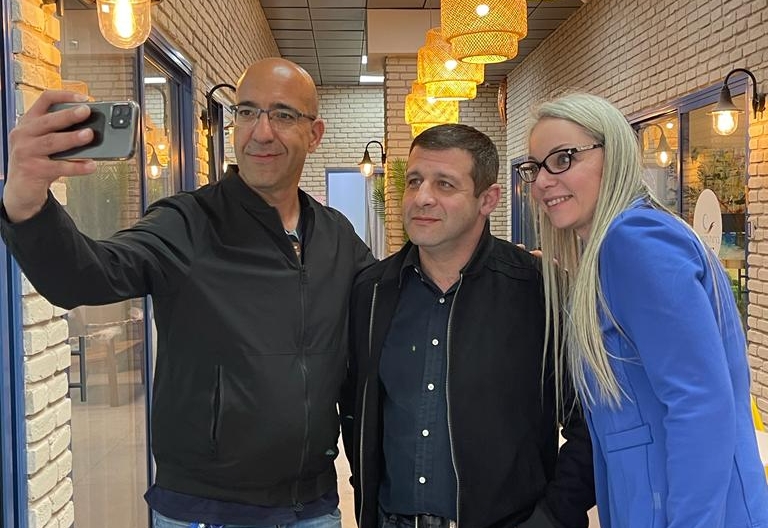 עם יוסי ממן (משמאל), במתחם וורקיז (צילום: ביח״צ)