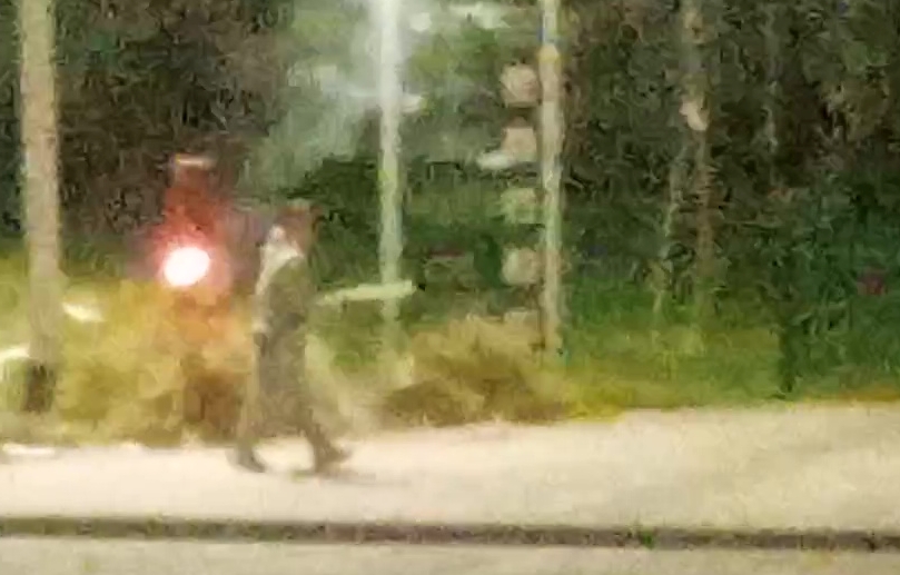 אחת ההצתות, בה הוכנס מיכל תרסיס שגרם לפיצוץ, כפי שנקלטה במצלמת אבטחה (צילום מסך, ללא קרדיט)