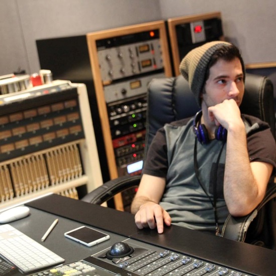 התפקיד של שליו: לגרום למוסיקה להישמע גדולה מהחיים (צילום: באדיבותו)