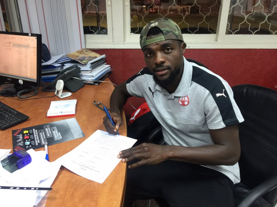 ג'ון אוגו במעמד החתימה (צילום: צילום מסך)