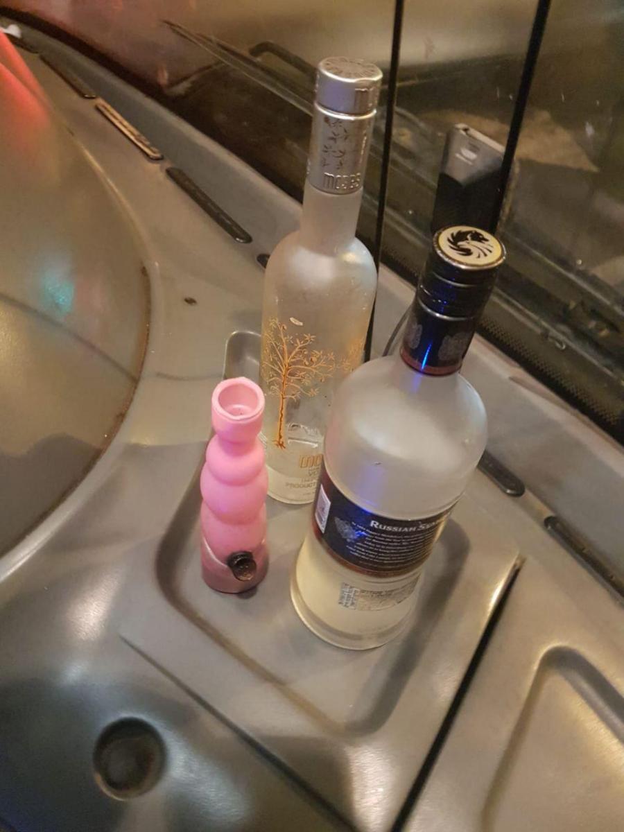 אלכוהול וכלי עישון שנמצאו על ידי המשטרה באוטובוס של אוהדי ב''ש (צילום: דוברות המשטרה)