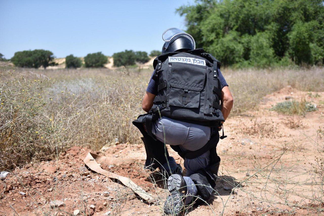 חבלן משטרה בזירת הנפילה (צילום: דוברות המשטרה)