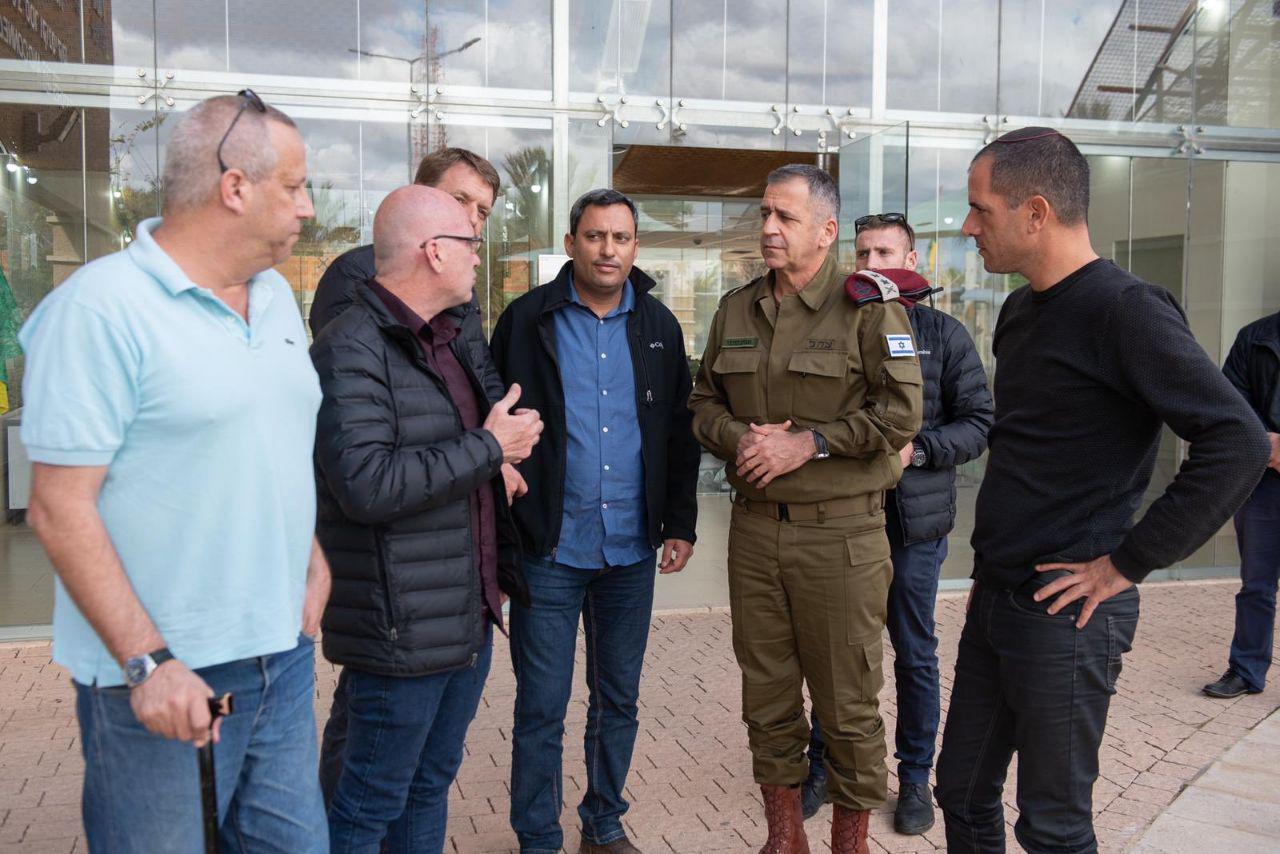 הרמטכ''ל בפגישה עם ראשי רשויות בדרום (צילום: דובר צה''ל)