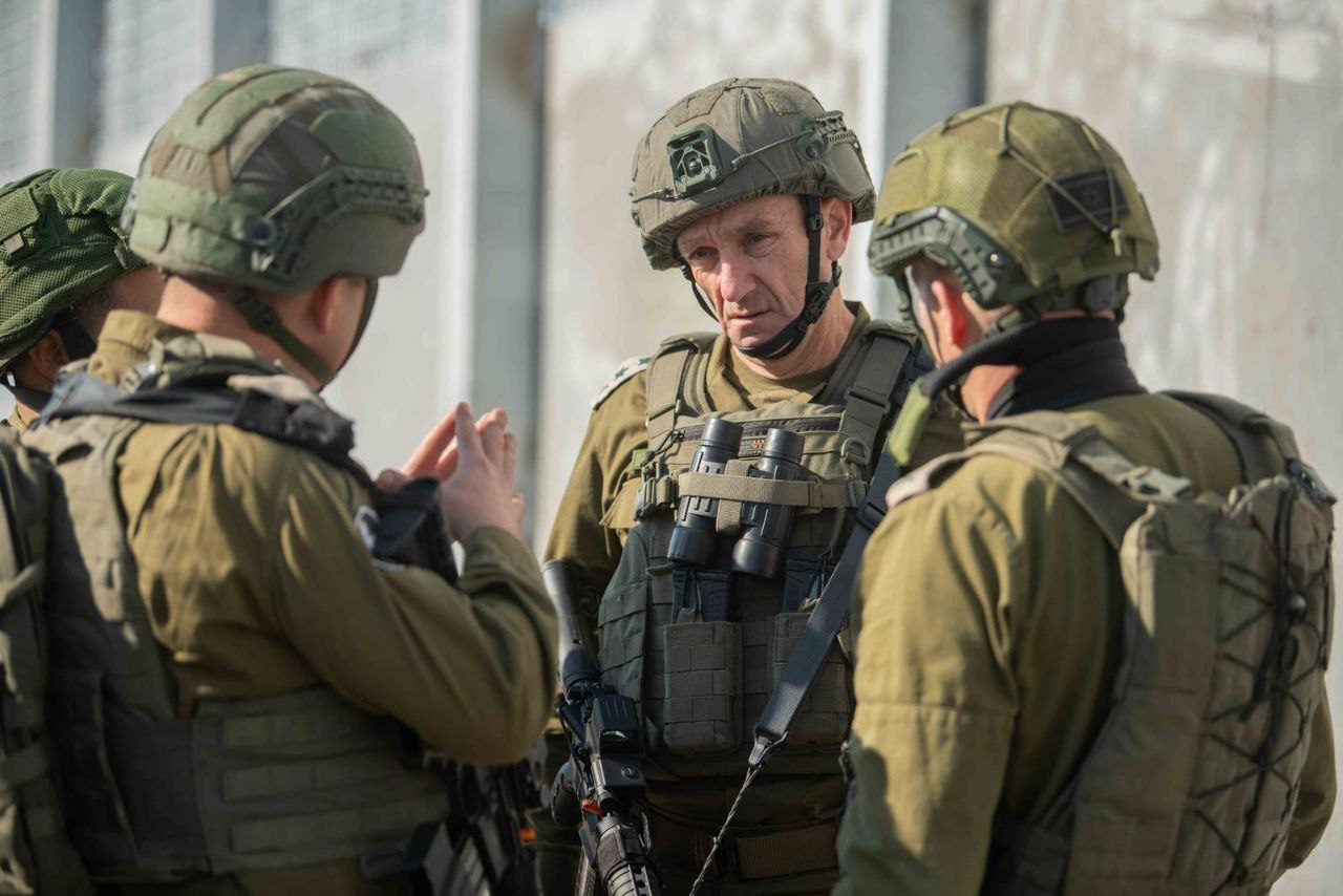 הרמטכ''ל, רא''ל הרצי הלוי, בסוללת כיפת הברזל בנגב (צילום: דובר צה''ל)