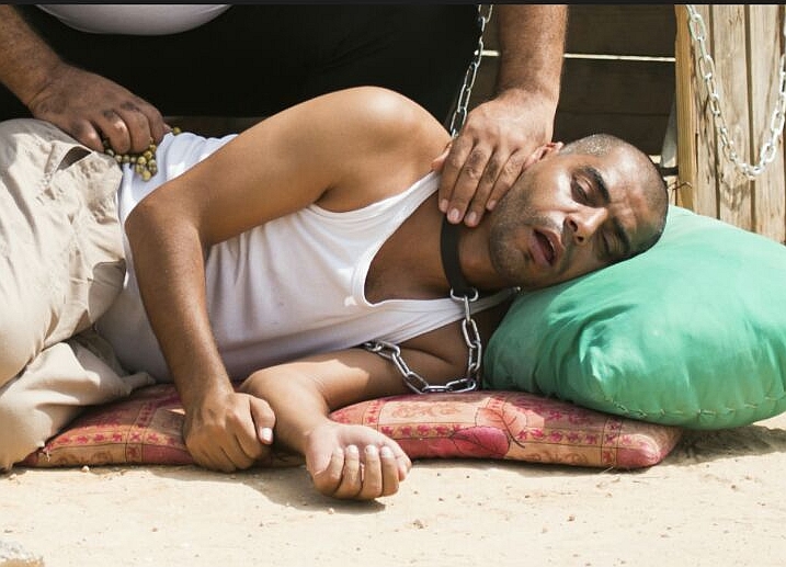 סהל אלדבסאן ואביו בהצגה. (צילום: מאיר ברגר)