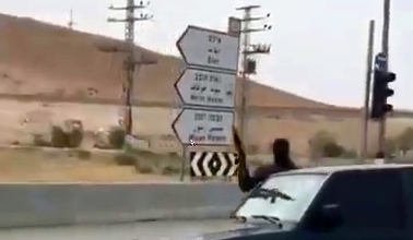 חוסר הביטחון בכבישים ובעיר. רעולי פנים יורים בצומת אוהלים, דקה מבאר שבע (צילום: חדשות בזמן)