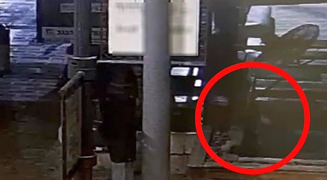 החשוד, מוקף בעיגול, זורק רימון (צילום: משטרת ישראל)