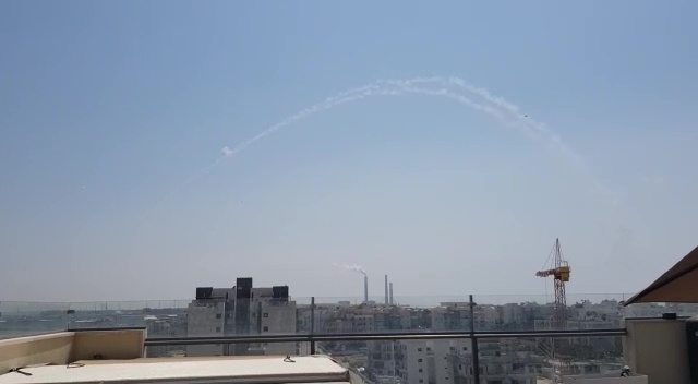 היירוט מעל אשקלון (צילום: גל חזיזה)