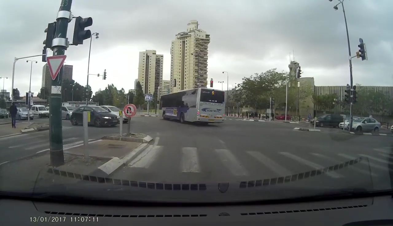האוטובוס של דן באר שבע חוצה את הצומת באור אדום (צילום מסך)
