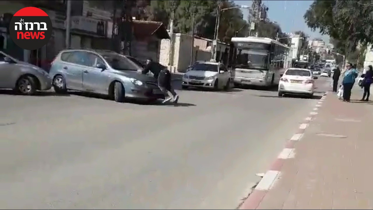 עוברים ושבים משתוממים צופים במעצר (צילום מסך)