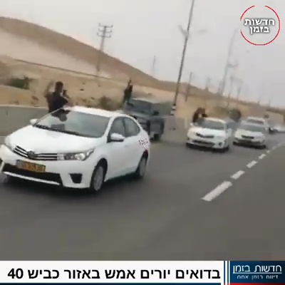 הדרום מתפרע: אחד מצלם, השני יורה (צילום: חדשות בזמן)