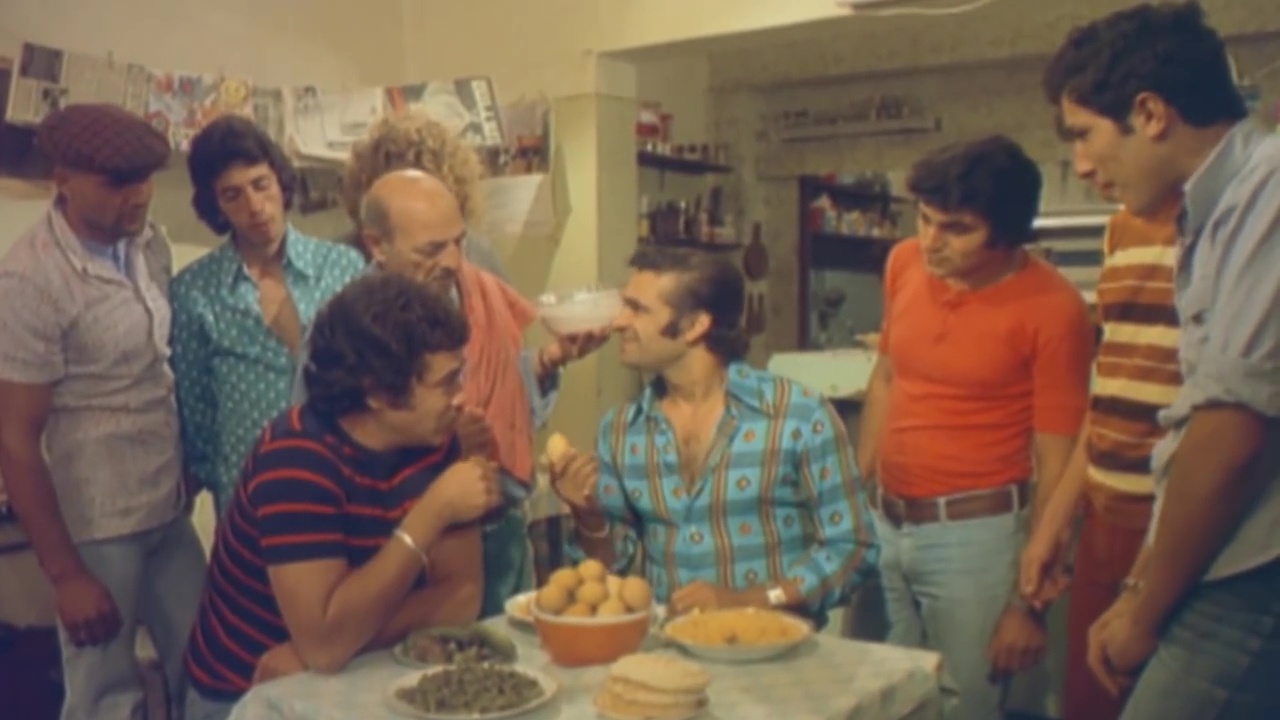 ביצה ביום - אם אתם ספורטאים. זאביק רווח, יהודה ברקן ומרדכי בן זאב בסצינה הבלתי נשכחת מתוך ''צ'ארלי וחצי'' (סטרי פילמאור / צילום מסך)