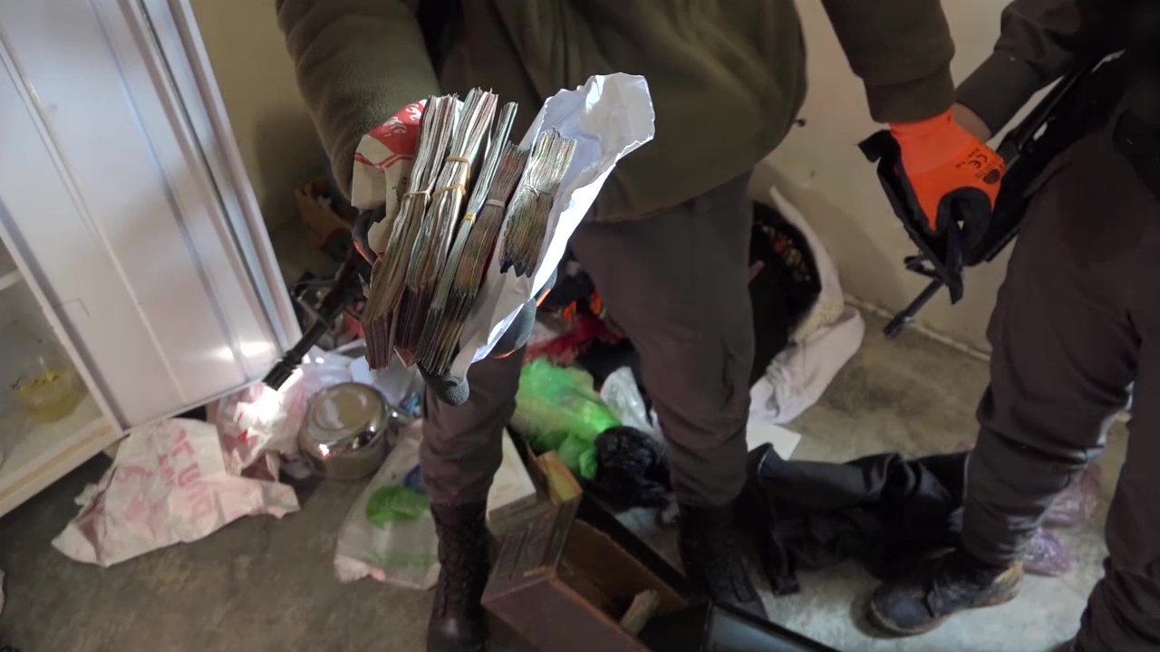 כסף רב נמצא בעת החיפושים (צילום: דוברות המשטרה)