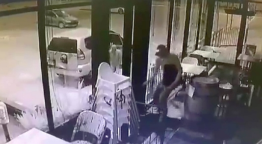 רעול הפנים השלישי לא התעצל לחזור למקום ולגנוב עוד משהו (צילום מסך)