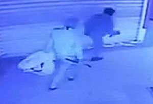 רעולי הפנים בדרך לגניבה (צילום: מצלמת אבטחה)