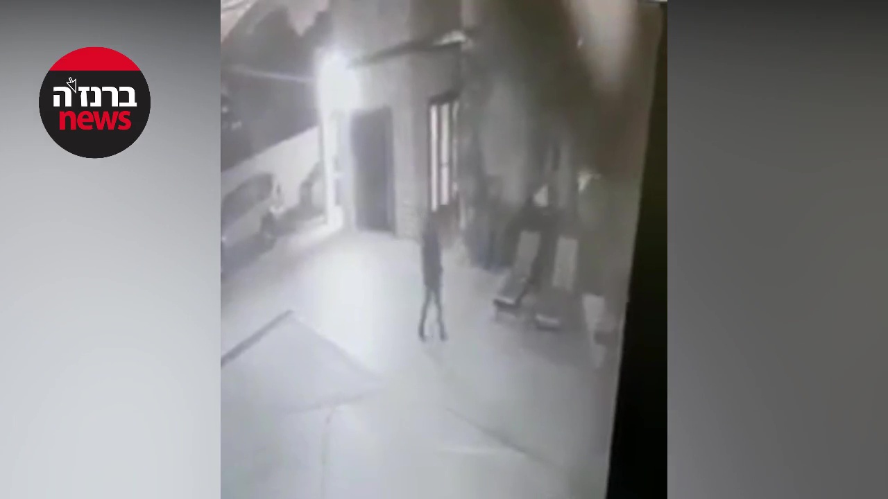 הגנב מטייל חופשי בחצר הבית (מצלמת אבטחה)