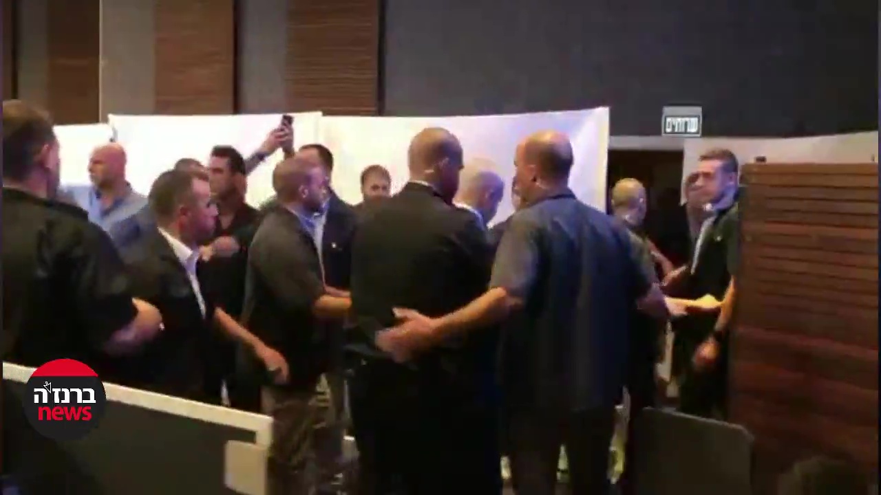 ראש הממשלה מועבר למקום מבטחים בגלל הירי על אשדוד בזמן נאומו (צילום רץ ברשתות ללא קרדיט)