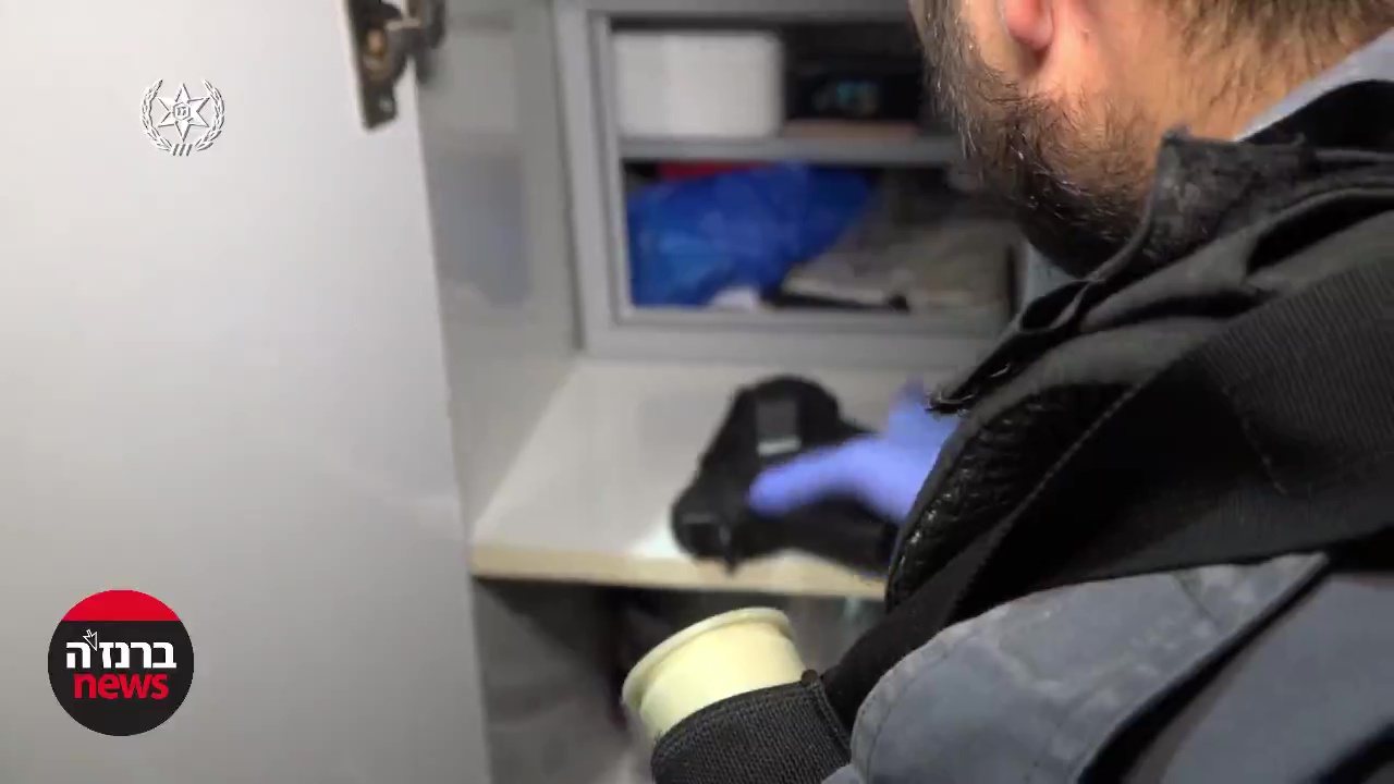 לוחמי מג''ב מוצאים נשק בבית ברהט (צילום: דוברות המשטרה)