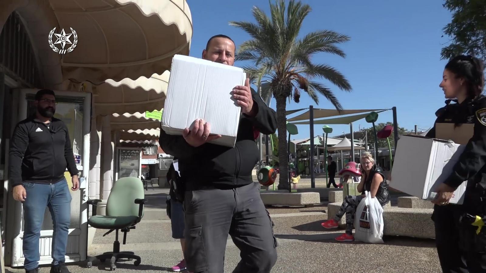 שוטרים מרחימים ארגזי אלכוהול (צילום: משטרת ישראל)