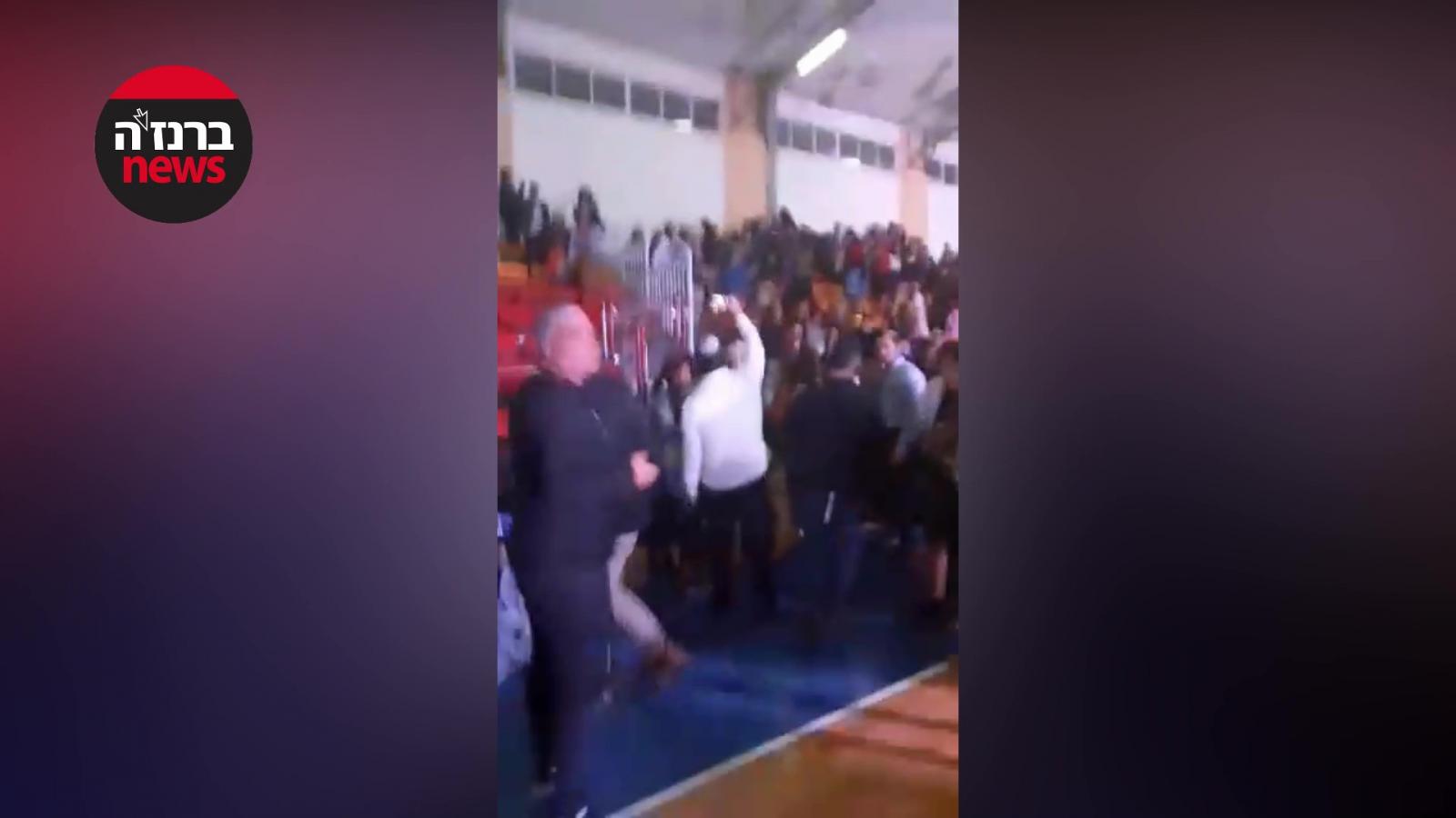 תושבים במתנ''ס מתפנים למרחב מוגן (צילום מבך)