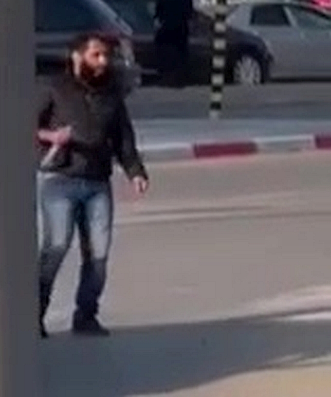 המחבל אוחז בסכין ברח' יצחק נפחא, לפני שנוטרל (צילום ללא קרדיט / שימוש הוגן על פי סעיף 27א')
