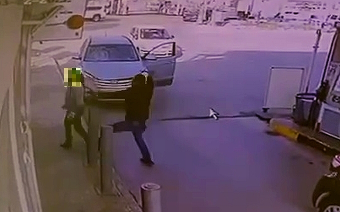 רגע הדקירה בתחנת הדלק (צילום ללא קרדיט / שימוש הוגן על פי סעיף 27 א')