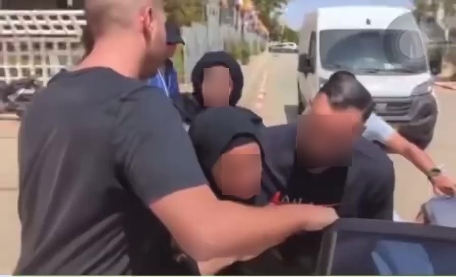 רגע המעצר (צילום סלולרי ללא קרדיט)