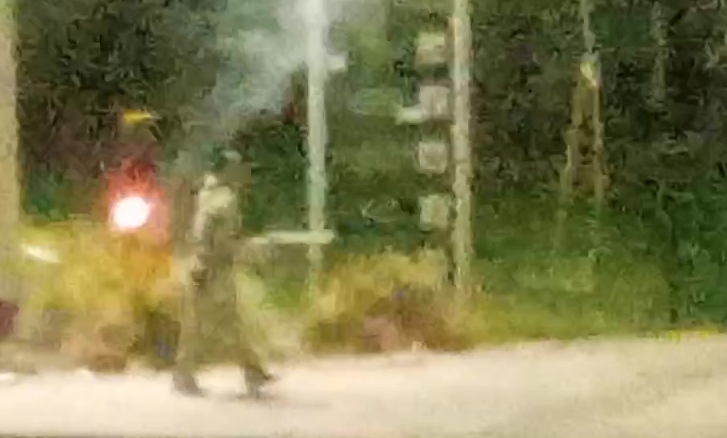 ילדים משוטטים מעלים פחים באש (מצלמת אבטחה של אחד הבניינים)